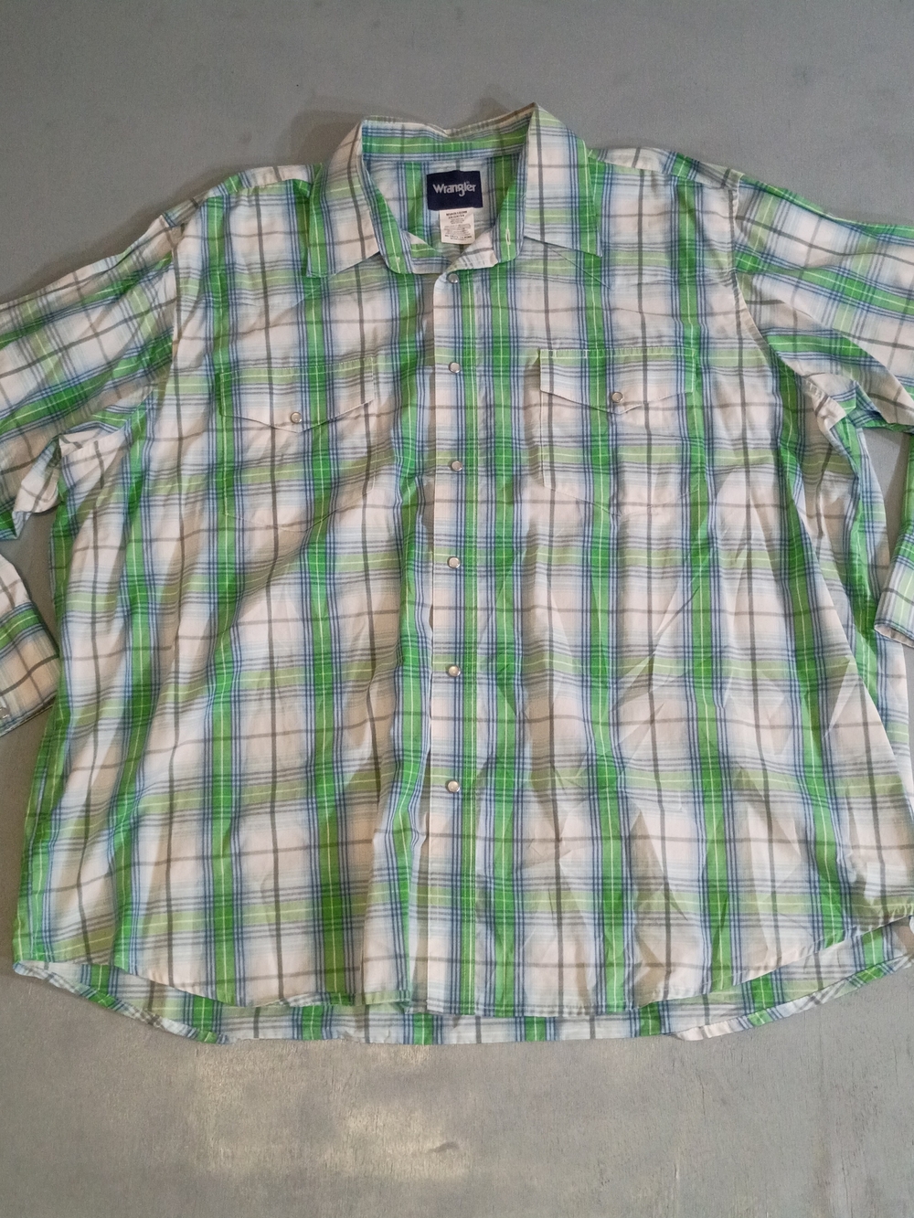 Wrangler Men's Green Plaid Button-Up Shirt